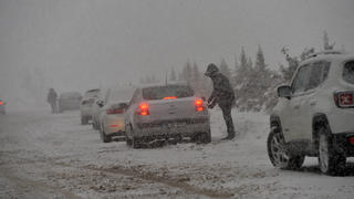  220123 -- ANKARA, Jan. 23, 2022 -- People drive in snowy weather in Ankara, Turkey, on Jan. 22, 2021. Photo by /Xinhua TURKEY-ANKARA-SNOW MustafaxKaya PUBLICATIONxNOTxINxCHN