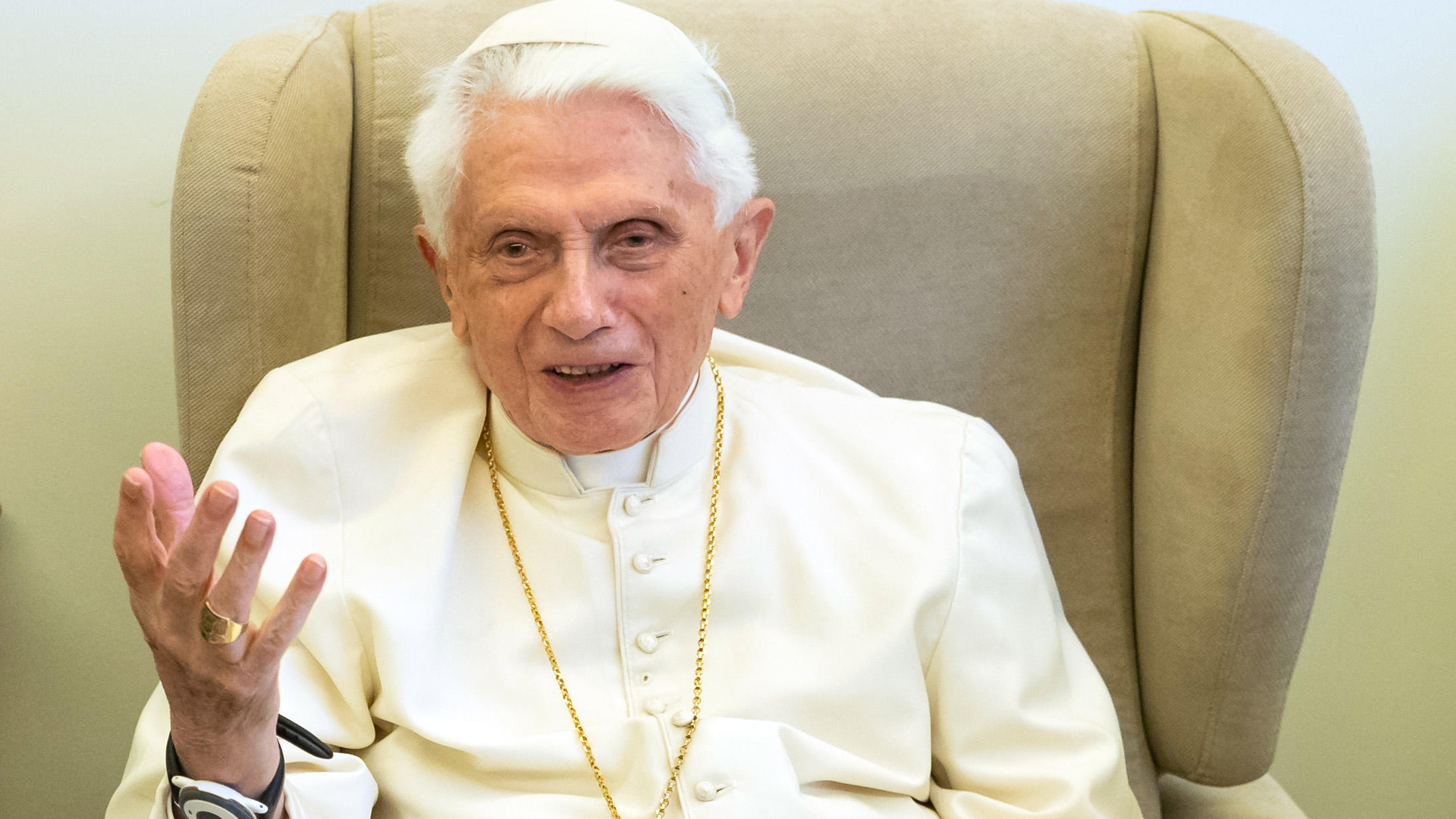 ARCHIV - 01.06.2018, Vatikan, Vatikanstadt: Der emeritierte Papst Benedikt XVI gibt ein Interview. Der emeritierte Papst Benedikt XVI. hat eingeräumt, bei seiner Stellungnahme für das Missbrauchsgutachten des Erzbistums München und Freising eine fals