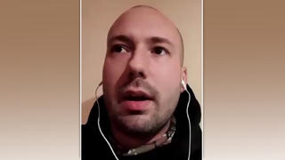 Bild eines Mannes mit Glatze beim Skypen
