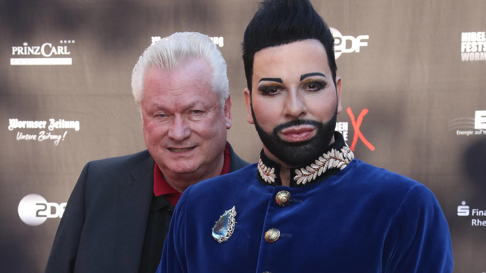  Nibelungen Festspiele 2015 Gemetzel von Albert Ostermaier Designer Harald Glööckler mit seinem Ehemann Dieter Schroth bei der Premiere der Nibelungen Festspiele Gemetzel vor dem Kaiserdom Worms am 31.07.2015. Worms Kaiserdom Rheinland-Pfalz *** Nibe