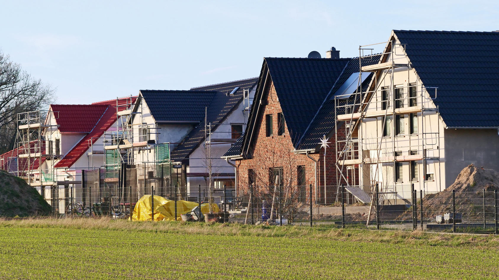 Einfamilienhaeuser sind im Bau an einem Feldrand von Grossbeeren in Brandenburg. Die Gegend gehoert noch zum Berliner Speckguertel. Dadurch sind in letzter Zeit die Preise fuer Haeuser und Wohnungen hier deutlich gestiegen.