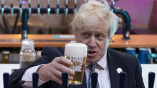ARCHIV - 27.10.2021, Großbritannien, London: Boris Johnson, Premierminister von Großbritannien, hält bei einem Besuch in der Fourpure-Brauerei ein Bier in der Hand. Zum Feierabend auf zwei Pints in den Pub, das ist in Großbritannien seit langem für viele liebgewonnene Tradition. Die Kneipen sind Kontaktbörse und Informationsbasar. Aber «Partygate» macht deutlich: Alkohol ist auch ein Problem und das ist längst in der Downing Street selbst angekommen. (Zum dpa KORR zur Britischen Politik und dem Alkohol vom 22.1.2022) Foto: Dan Kitwood/PA Wire/dpa +++ dpa-Bildfunk +++