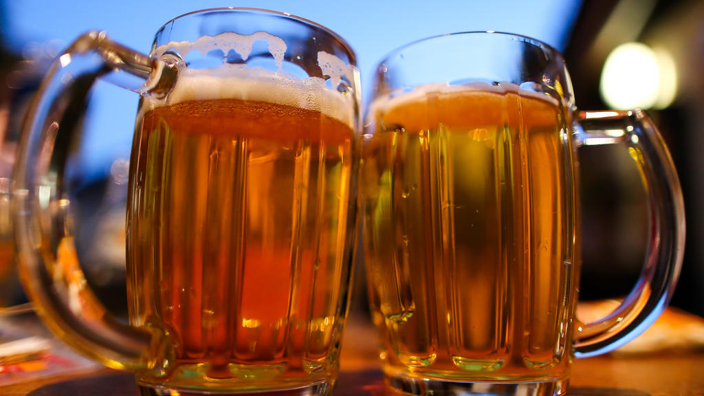 ARCHIV - 07.05.2018, Bayern, Nürnberg: Zwei Krüge mit Bier stehen am Abend auf dem Tisch eines Gasthauses. Zwölf «Seidla» sollen laut der Tradition des «Stärk' antrinken» in Oberfranken konsumiert werden, um das ganze Jahr über gegen alle Widrigkeite