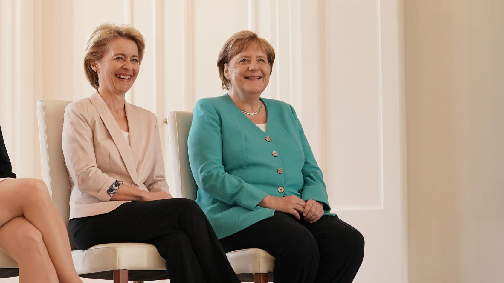 17.07.2019, Berlin: Ursula von der Leyen (CDU, M), scheidende Verteidigungsministerin und neugewählte EU-Kommissionspräsidentin, sitzt im Schloss Bellevue neben ihrer Nachfolgerin Annegret Kramp-Karrenbauer (l), Bundesvorsitzende der CDU, und Bundesk