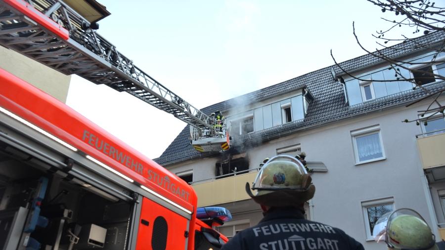 Ein Mann konnte von der Feuerwehr über den Balkon gerettet werden. Fotos (3): Feuerwehr Stuttgart