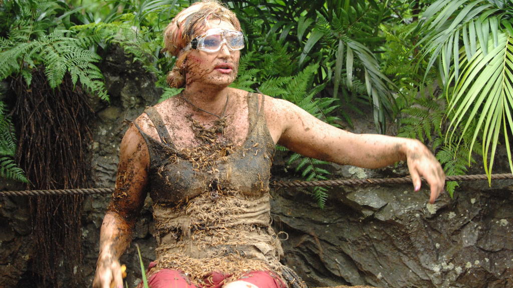 Tag 16 - Dschungelprüfung 16, Teil 3 - Olivia Jones, "Grenzerfahrung": Olivia Jones im 'Großen Finale' bei der letzten Dschungelprüfung dieser Staffel. Sie musste sich auf dem Rücken liegend an einem Seil durch einen Dschungel-Stollen ziehen in dem S