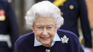 ARCHIV - 06.10.2021, Großbritannien, Windsor: Die britische Königin Elizabeth II. trifft Mitglieder des Royal Regiment of Canadian Artillery auf Schloss Windsor. (zu dpa "Monarchin wieder auf Reisen: Queen fliegt nach Sandringham") Foto: Steve Parsons/PA Pool/AP/dpa +++ dpa-Bildfunk +++