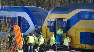 epa03191609 Rescue works are going on at the scene of a train collision near Amterdam, The Netherlands, 21 April 2012. At least 48 people were reported injured, part of them seriously, when two train collided between train stations Amsterdam-Sloterdijk and Amsterdam-Centraal in Amsterdam, The Netherlands, 21 April. EPA/EVERT ELZINGA  +++(c) dpa - Bildfunk+++
