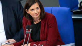13.01.2022, Berlin: Katrin Göring-Eckardt (Bündnis 90/Die Grünen), stellvertretende Bundestagspräsidentin, sitzt während der dreitägigen Debatte über die Politik der Ampel-Koalition im Bundestag. Foto: Bernd von Jutrczenka/dpa +++ dpa-Bildfunk +++