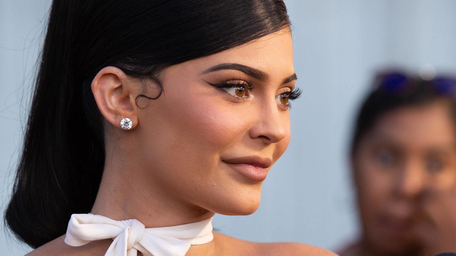 Kylie Jenner bewirbt ihre neuen Produkte in einem sexy Outfit.