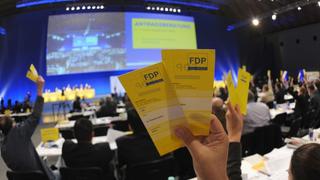 Delegierte halten am Samstag (21.04.2012) in Karlsruhe beim Bundesparteitag der FDP ihre Stimmkarten hoch. Die Delegierten beraten bei ihrem zweitägigen Parteitag über das Grundsatzprogramm der Liberalen. Foto: Patrick Seeger dpa/lsw  +++(c) dpa - Bildfunk+++