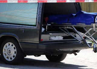 Bestatter schieben am 10.07.2015 in Leutershausen bei Ansbach (Bayern) einen Sarg in einen Leichenwagen. Ein Amokläufer hat dort mindestens zwei Menschen getötet. Die Polizei konnte den mutmaßlichen Täter kurz darauf festnehmen. Foto: Daniel Karmann/dpa +++(c) dpa - Bildfunk+++