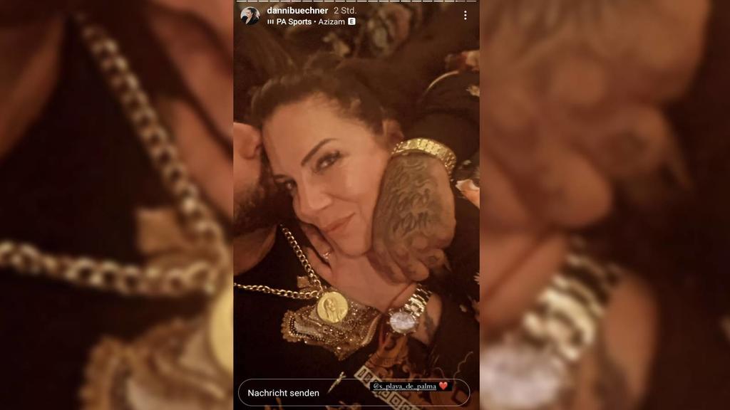 Danni Büchner kuschelt sich in den Arm von Freund Sohel.