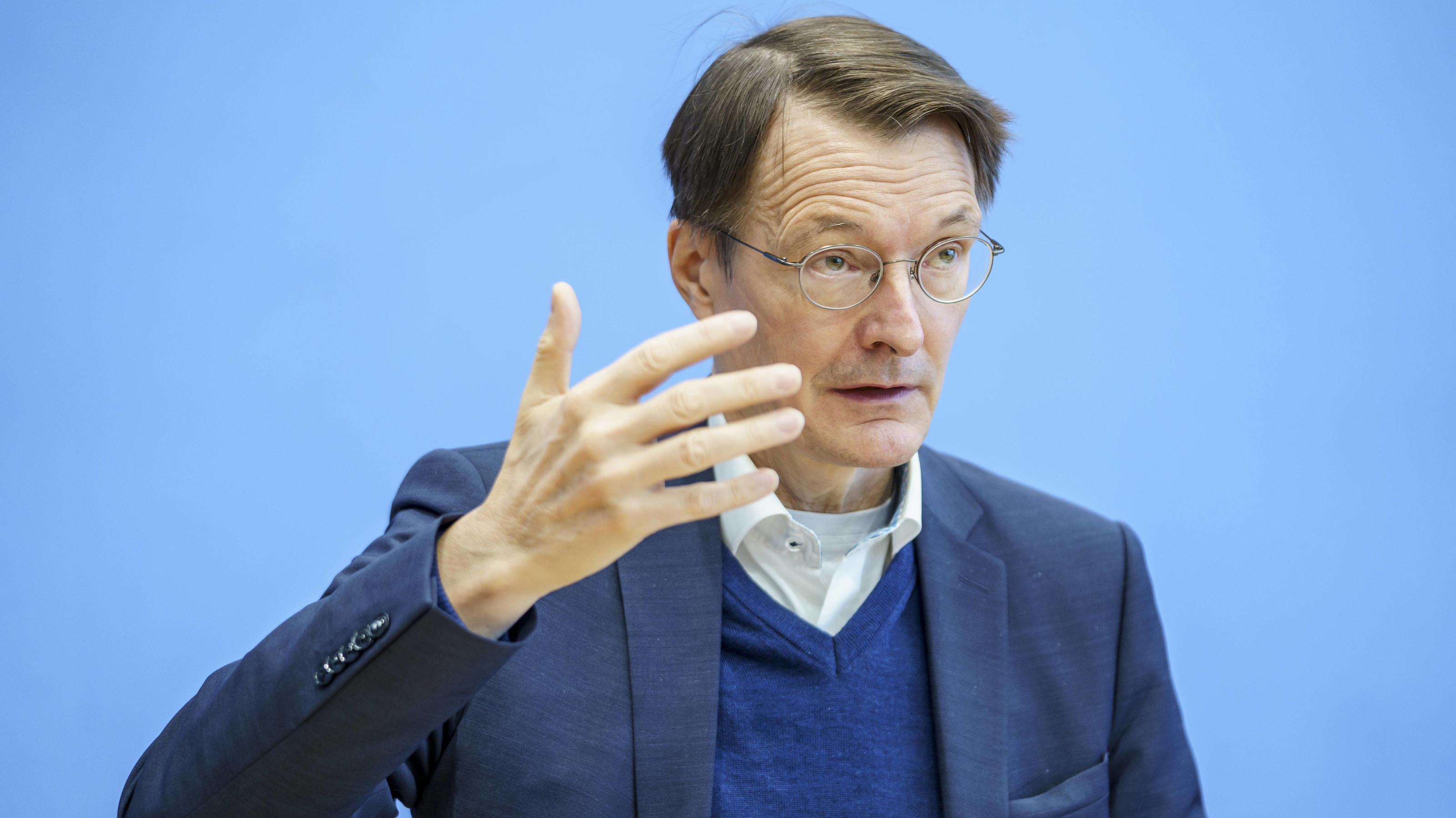  Bundespressekonferenz in Berlin - Aktuelle Corona-Lage und -Maßnahmen - Prof. Dr. Karl Lauterbach, Bundesminister für Gesundheit -Bundespressekonferenz in Berlin - Aktuelle Corona-Lage und -Maßnahmen - Prof. Dr. Karl Lauterbach, Bundesminister für G