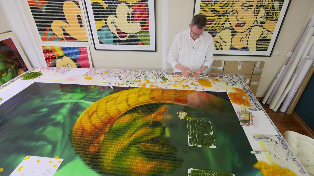 Gummibärchen-Künstler Johannes Cordes arbeitet an einem Kunstwerk