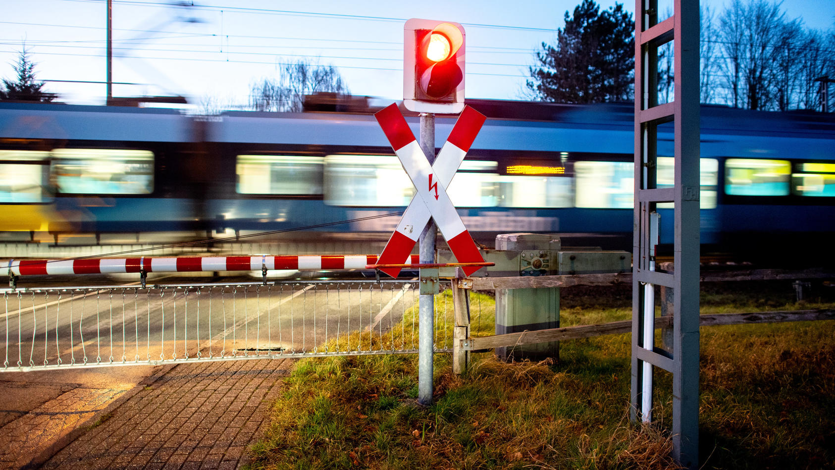 Der Unfall ereignete sich an einem Bahnübergang in Osnabrück. (Symbolbild)