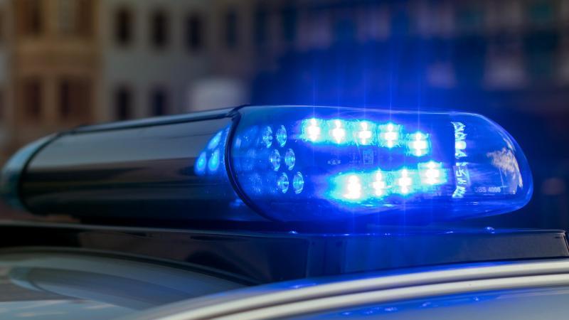 idas-blaulicht-auf-einem-fahrzeug-der-polizei-leuchtet-in-der-dunkelheit-foto-monika-skolimowskadpa-zentralbilddpasymbolbild