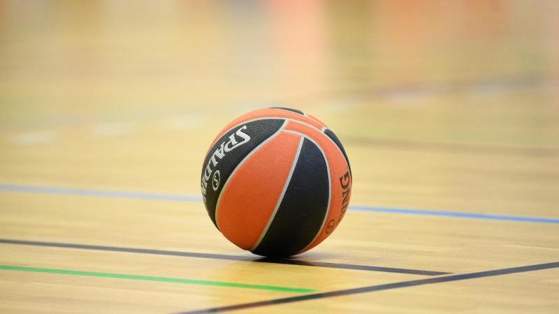 ein-ball-liegt-auf-einem-basketball-spielfeld-foto-soeren-stachedpa-zentralbilddpasymbolbild