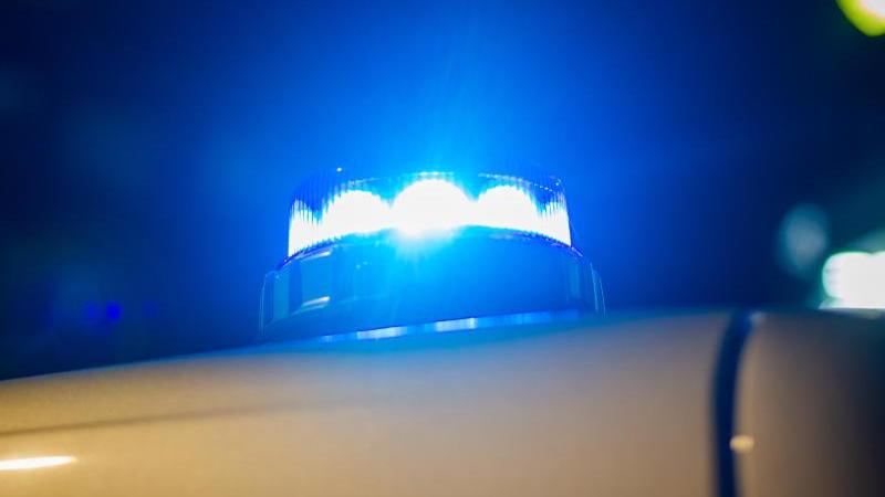 das-blaulicht-eines-polizeifahrzeugs-ist-angeschaltet-foto-fernando-gutierrez-juarezdpa-zentralbilddpasymbolbild