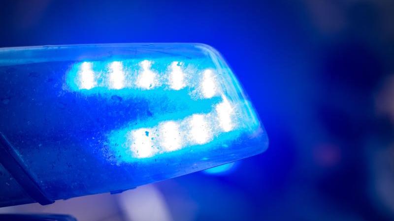 ein-blaulicht-leuchtet-auf-dem-dach-eines-polizeiwagens-foto-stefan-sauerdpasymbolbild