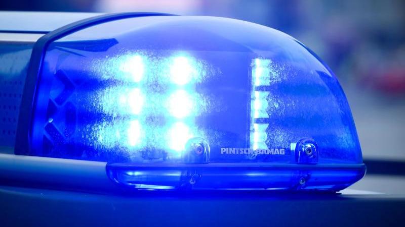 das-blaulicht-an-einem-polizeiauto-leuchtet-foto-patrick-pleuldpasymbolbild