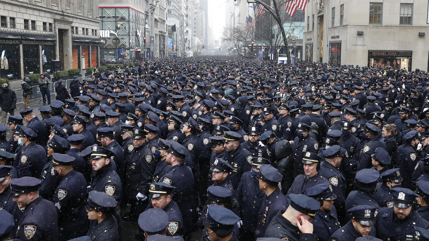 tausende-polizisten-haben-in-new-york-ihre-getoteten-kollegen-geehrt