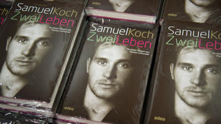 Bücher mit dem Titel «Samuel Koch - Zwei Leben» von Samuel Koch liegen am Montag (23.04.2012) auf einem Tisch in Berlin. Koch war in einer «Wetten, dass...? Sendung» im Dezember 2010 als Wettkandidat schwer verunglückt. Foto: Sebastian Kahnert dpa/lbn  +++(c) dpa - Bildfunk+++