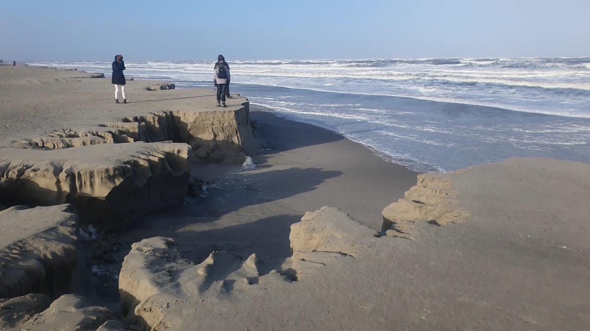 Strand-Abbruchkante auf Langeoog nach Sturmtief Nadia