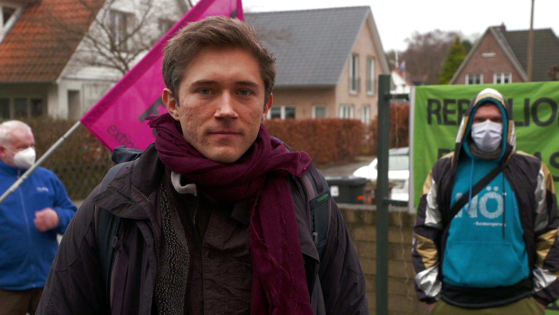 "Ich bin ein wenig traurig darüber, dass das Gericht sich nicht damit befasst hat, dass wir einen Klimanotstand haben", so Aktivist Henning Jeschke nach dem Prozess in Lübeck.