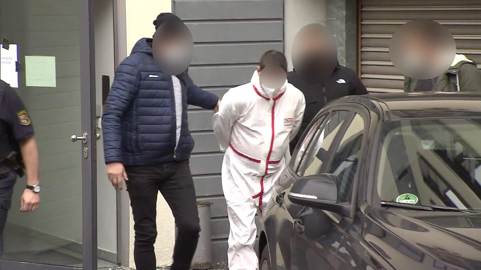 News Bilder des Tages 31.01.2022, xstox, News Blaulicht, Polizei Einsatz in Elversberg Verhaftung von Andreas Johannes S. empoli, v.l. Einsatz in Sulzbach / Elversberg zur Ergreifung des Verdaechtigen des Polizeimordes in der Baeckerei der Eltern. El
