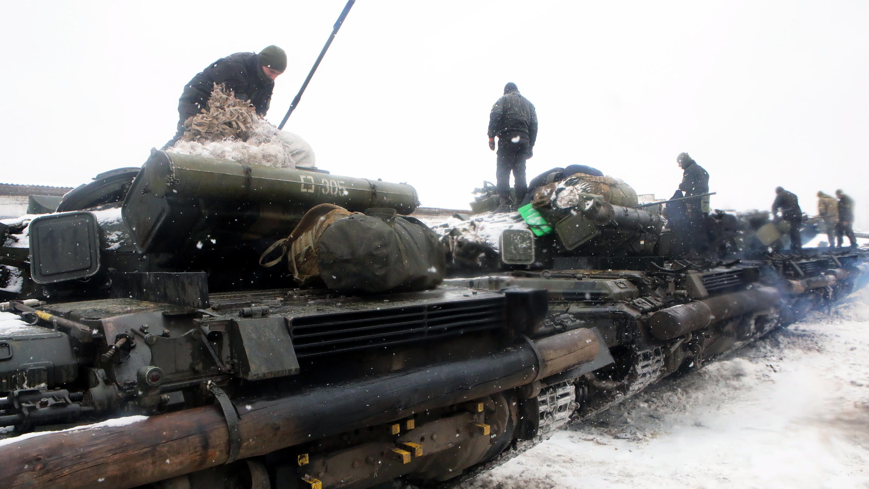 31.01.2022, Ukraine, Charkiw: Soldaten der 92. mechanisierten Brigade der ukrainischen Streitkräfte nehmen an einer Militärübung teil und stehen auf Panzern. Foto: -/Ukrinform/dpa +++ dpa-Bildfunk +++