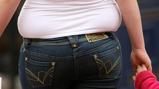 Hysterectomy 'linked to obesity'. File photo dated 22/10/2007 of an overweight woman in Bristol City centre. Overweight or obese women may be more likely to need a hysterectomy than those of a normal weight, research out today suggests. Issue date: Wednesday January 9, 2008. A study found that women who were overweight from the age of 36 had higher hysterectomy rates than those who were normal weight. Women who were obese also had higher rates than those of normal weight from the age of 43. Foto :Anthony Devlin/PA Wire +++(c) dpa - Report+++