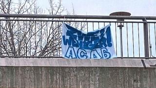 Dieser Banner hing einen Tag, nachdem bei Kusel zwei Polizisten erschossen wurde, auf dem Gelände der Universität Bremen.