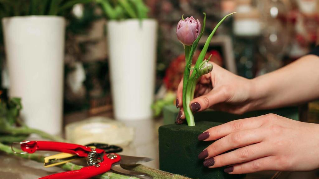 IMAGO Creative: Jahreszeit Frühling, Frühlingsanfang am 20. März Female florist working with flowers model released, Symbolfoto, 06.02.2020 04:56:40, Copyright: xNomadSoulx Panthermedia28086660