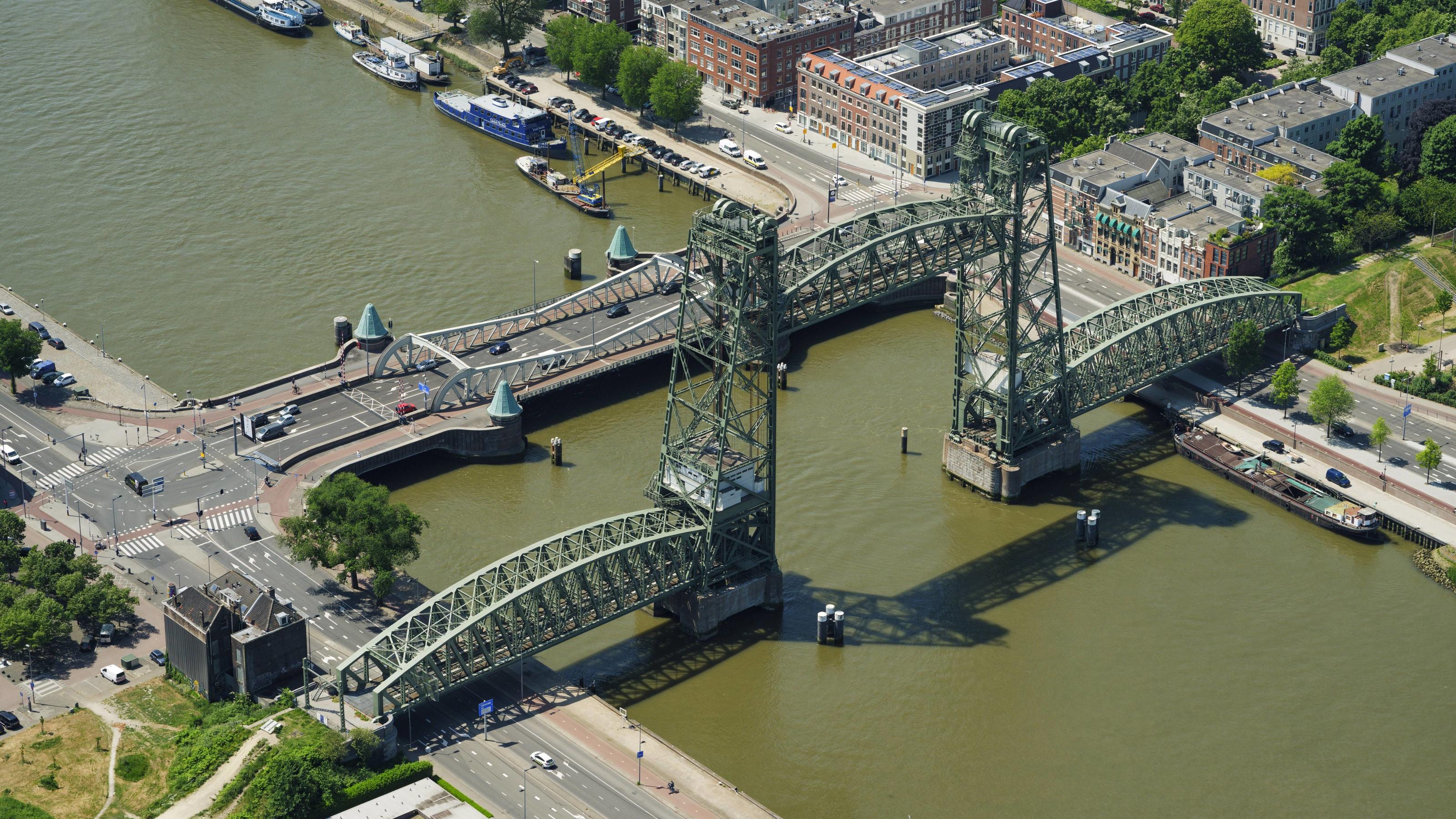 Die Koningshaven-Brücke in Rotterdam soll abgebaut werden - damit die frisch gebaute Superjacht ins Meer kommt