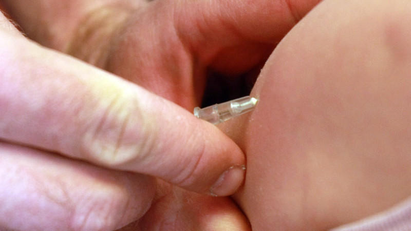 Eine Impfung gegen Masern würde das Risiko minimieren.