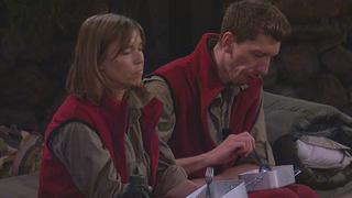 Die diesjährigen "Ich bin ein Star - holt mich hier raus!-Kandidaten Tina Ruland und Manuel Flickinger genießen das Camp-Essen.