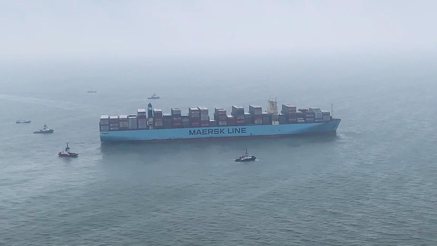 Wo die Schlepper noch fahren können, kommt die "Mumbai Maersk" nicht mehr weiter.