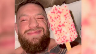 Conor McGregor isst zugedröhnt ein Eis.