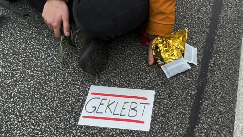 Kilometerlanger Stau Auf Der A 100 In Berlin: Aktivisten Kleben Sich ...