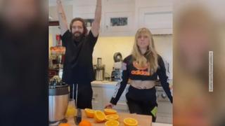 Heidi Klum möchte Ehemann Tom Kaulitz die Choreografie zu "Chai Tea With Heidi" beibringen.