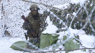 04.02.2022, Ukraine, Prypjat: Ein Soldat der Spezialeinheiten der ukrainischen Nationalgarde nimmt an einer Militärübung in der verlassenen Stadt Prypjat in der Nähe des Kernkraftwerks Tschernobyl teil. Foto: Mykola Tymchenko/AP/dpa +++ dpa-Bildfunk +++