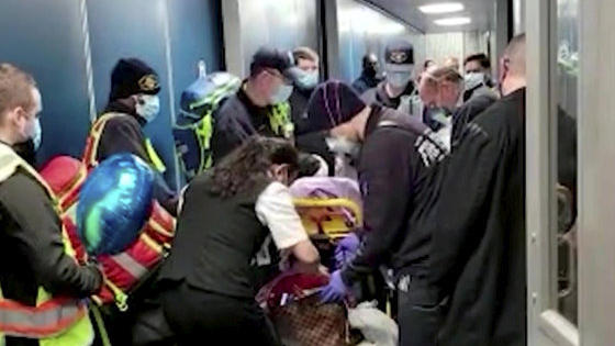 Nach der Landung nahmen Sanitäter die Mutter und ihr Neugeborenes am Flughafen in Dallas in Empfang.