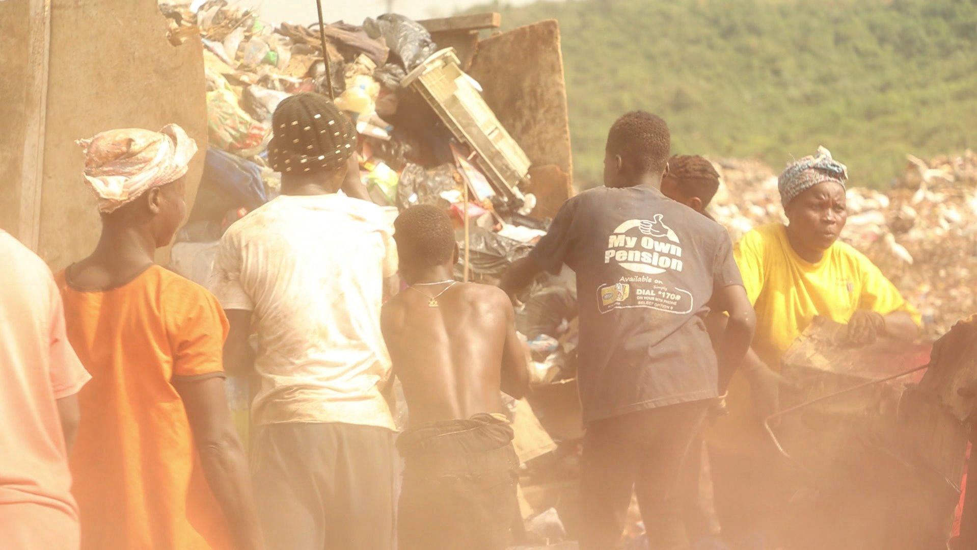 Jeden Tag riskieren Plünderer auf riesigen Müllkippen in Ghana ihre Gesundheit