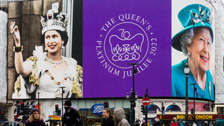  Queen Marks Platinum Jubilee Images of Queen Elizabeth II are displayed on the lights in London s Piccadilly Circus to mark her Platinum Jubilee in London, Britain, 6 February 2022. Queen Elizabeth II will celebrate her platinum Jubilee marking 70 years on the throne. The then 25-year-old ascended to the throne on February 6, 1952 following her father George VI s death. It was the first coronation ever to be televised, with 27million people in the UK tuning in. London United Kingdom PUBLICATIONxNOTxINxFRA Copyright: xMaciekxMusialekx originalFilename: musialek-queenmar220206_npUgQ.jpg
