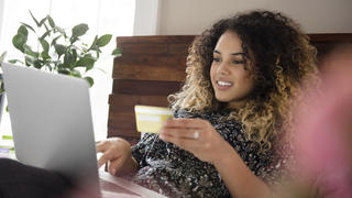 Frau nutzt Kreditkarte fürs Online-Shopping