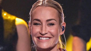 ARCHIV - 16.12.2019, Hamburg: Sängerin Sarah Connor steht bei der ZDF-Aufzeichnung des Jahresrückblicks «Menschen 2019» auf der Bühne. Connor (41, «Vincent») empfindet bei ihrem großen Hobby, dem Freitauchen, eine Art Suchtpotential. (zu dpa: «Sarah Connor empfindet Euphorie beim Freitauchen») Foto: Axel Heimken/dpa +++ dpa-Bildfunk +++