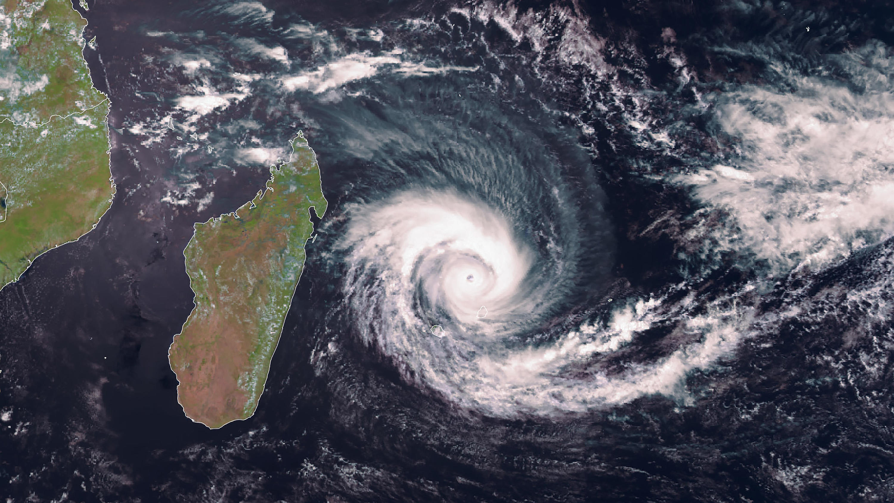 HANDOUT - 02.02.2022, ---: Ein Satellitenbild zeigt den Sturm «Batsirai» rechts vom Inselstaat Madagaskar. Laut Wettervorhersagen wird der tropische Wirbelsturm «Batsirai» am Nachmittag des 05.02.2022 im Zentrum von Madagaskar landen. Foto: -/EUMETSA