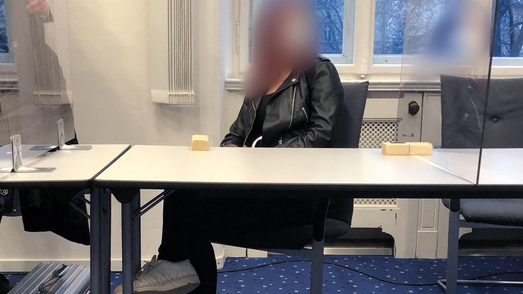 09.02.2022, Bayern, Bamberg: Eine 19-Jährige sitzt im Landgericht Bamberg auf der Anklagebank. Sie soll einen 39-Jährigen auf einem Date in einen Hinterhalt gelockt und ihn erstochen haben. (zu dpa: «Aus Bewunderung für Serienkiller gemordet? - Lange