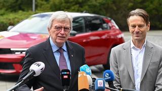 Landesregierung besucht Opel-Werk
